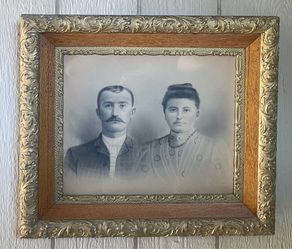 Antique Victorian Wood & Gold Frame with 1900s Family Portrait