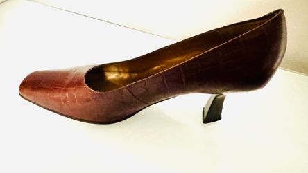 Woman's Shoes Size 8