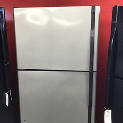 Hotpoint 17 Cu Ft Top And Bottom Fridge. 1 year Warranty 