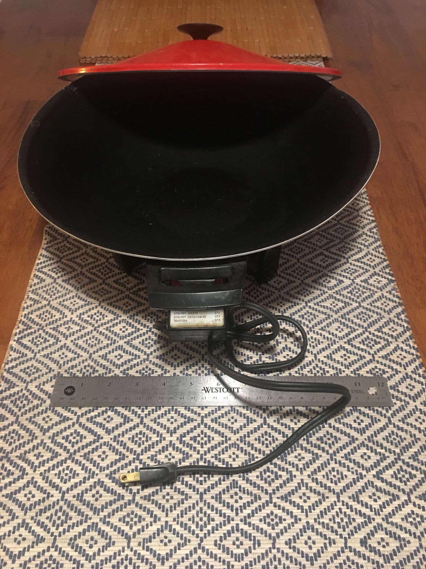 Wok ! Sautée your food! plugs in, multiple heat settings: working