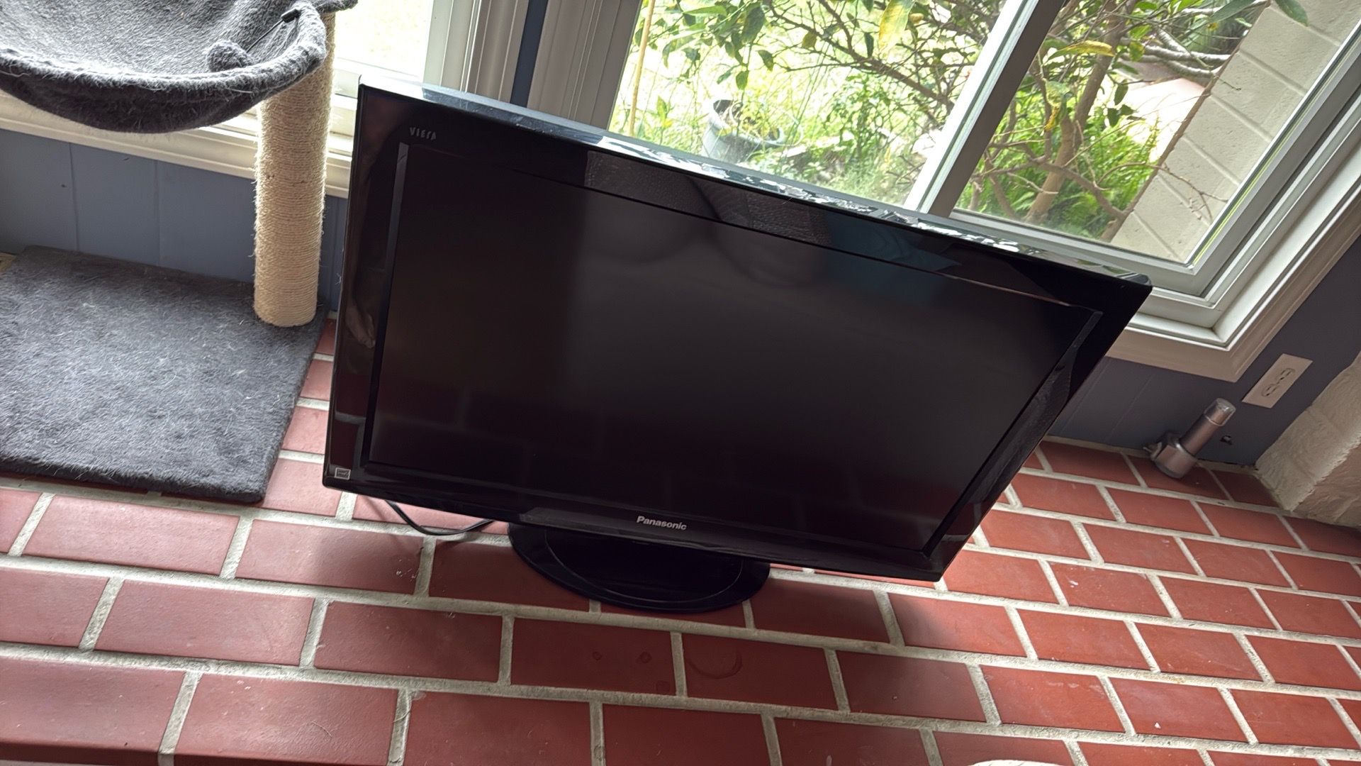 Older model Panasonic TV 32 inch
