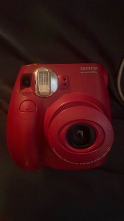 Fuigifilm red camera insta mini 7S