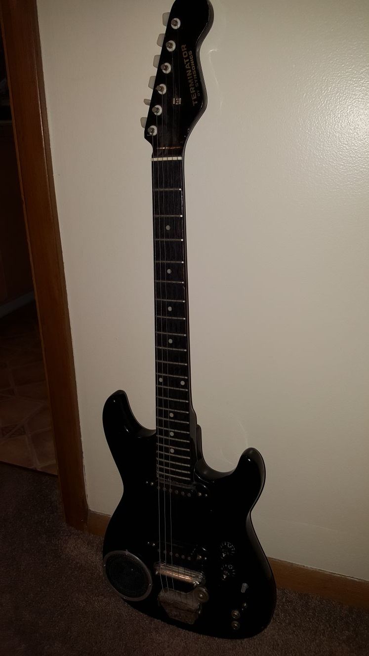 ショートスケー ルエレキギター　アンプ/スピーカー内蔵　TERMINATOR by SYNSONICS ショートスケー ルエレキギター アンプ/スピーカー内蔵 TERMINATOR by