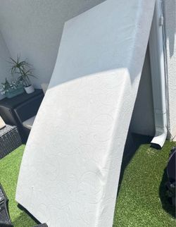 Selling a twin foam mattress /