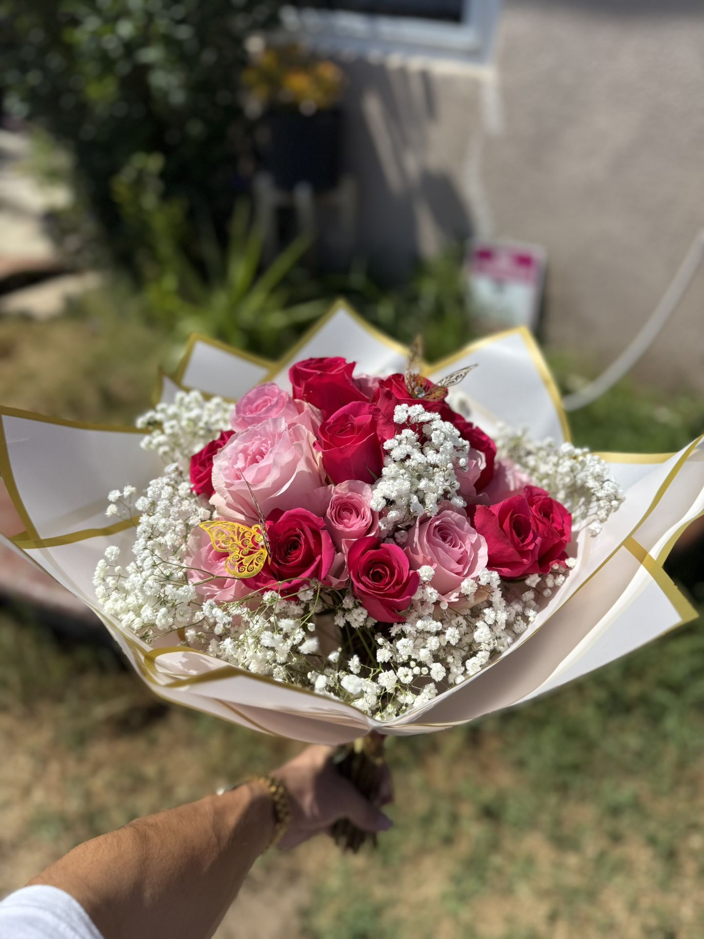 Flowers . Bouquets . Roses . Rosas . Se Habla Español
