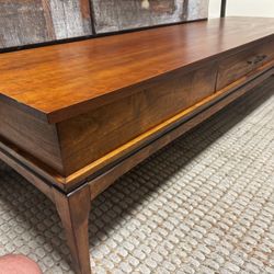 🔥 Gorgeous Mid-Century Modern Inspired Coffee Table - Solid Wood 