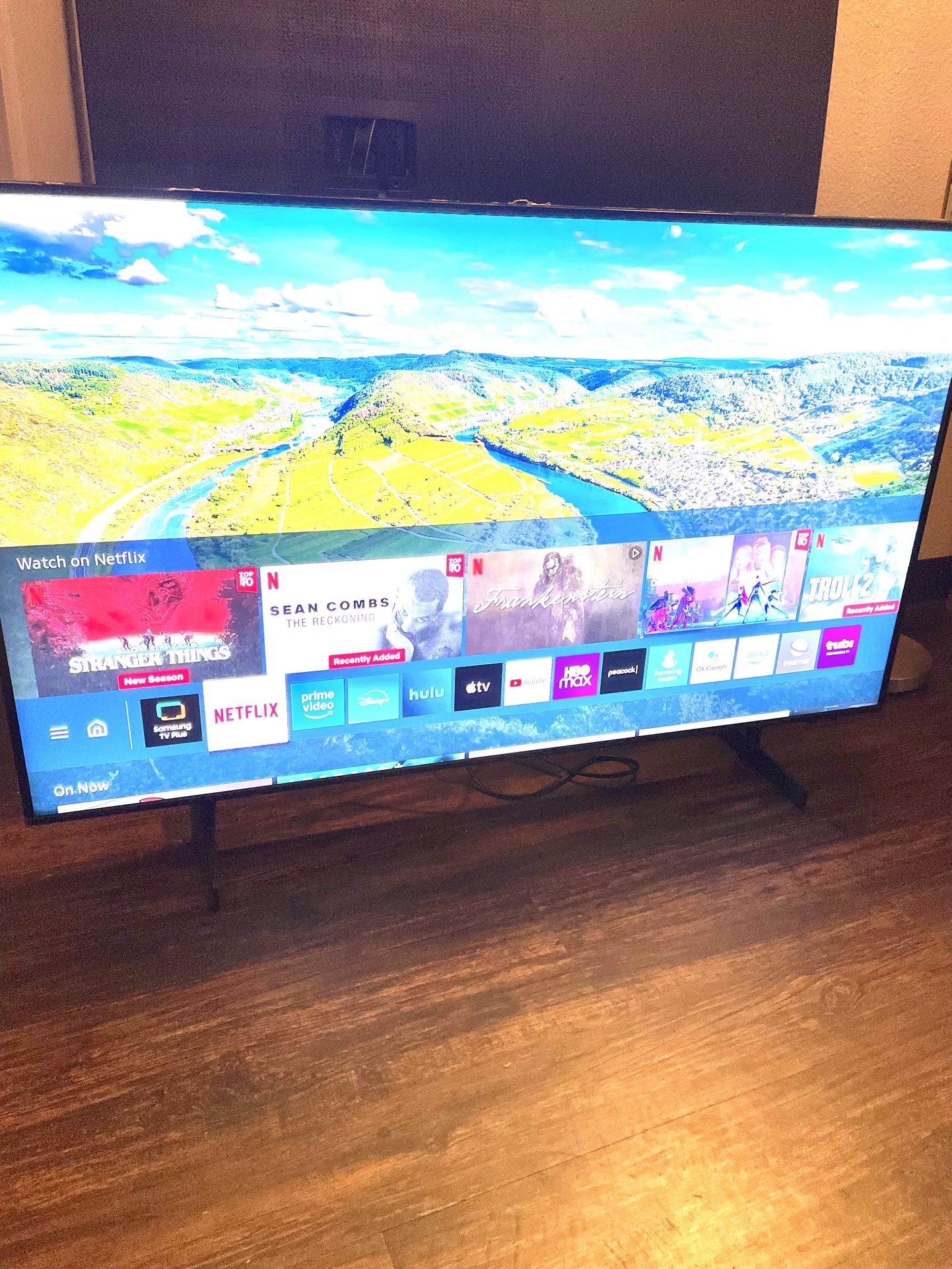 50”Samsung Crystal 4K 2160p UHD Smart Tv HDR Model UN50AU8000