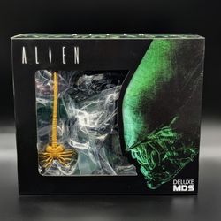 Mezco Toyz Deluxe MDS Alien Figure 
