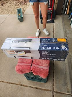 Hampton Bay 3 light vanity fixture - New