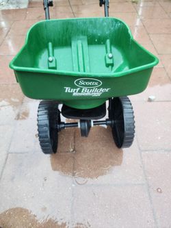 Scotts Turf Builder EdgeGuard Mini Broadcast Spreader