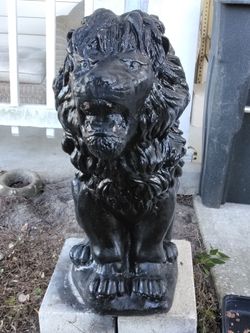Set of 2 Black Sitting Lion Garden Concrete Statue