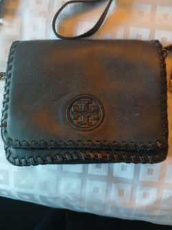 Like New Tory Burch  pebbled Black leather purse with Gold Hardware