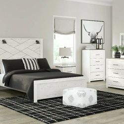 Gerridan-White-5Pc.Dresser,Mirror,Queen Panel Bed With Sconces
