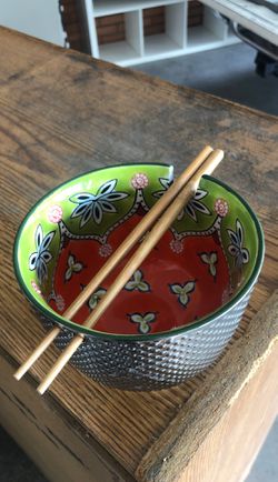Beautiful designed bowl w/ chopstick holder