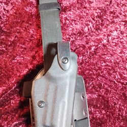 Safariland Thigh Pistol Right-handed  Gun Holster