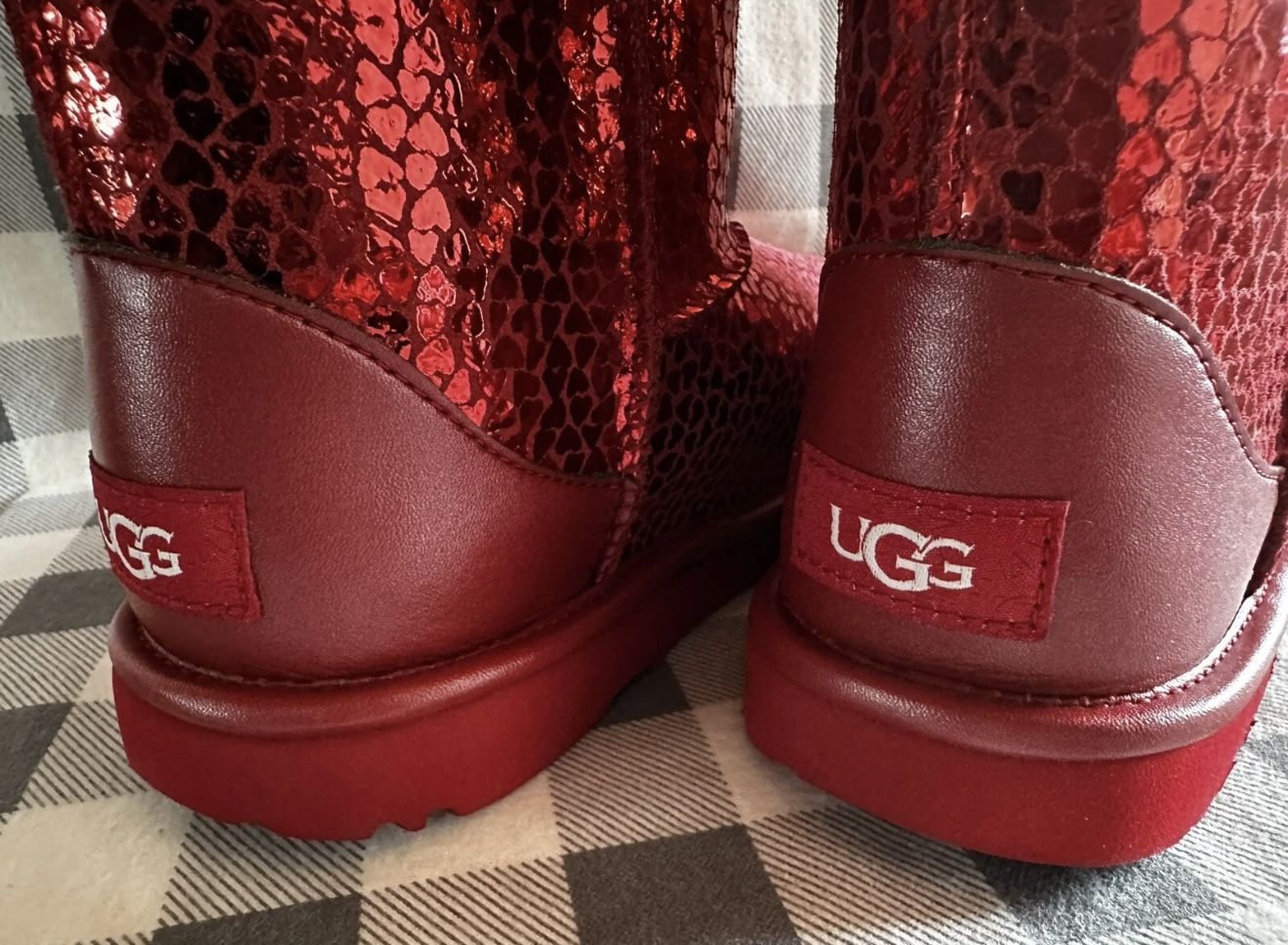 NIB - UGG Kids’ Classic II Gel Hearts Suede Boots - Red - Youth Big Girls Size 3