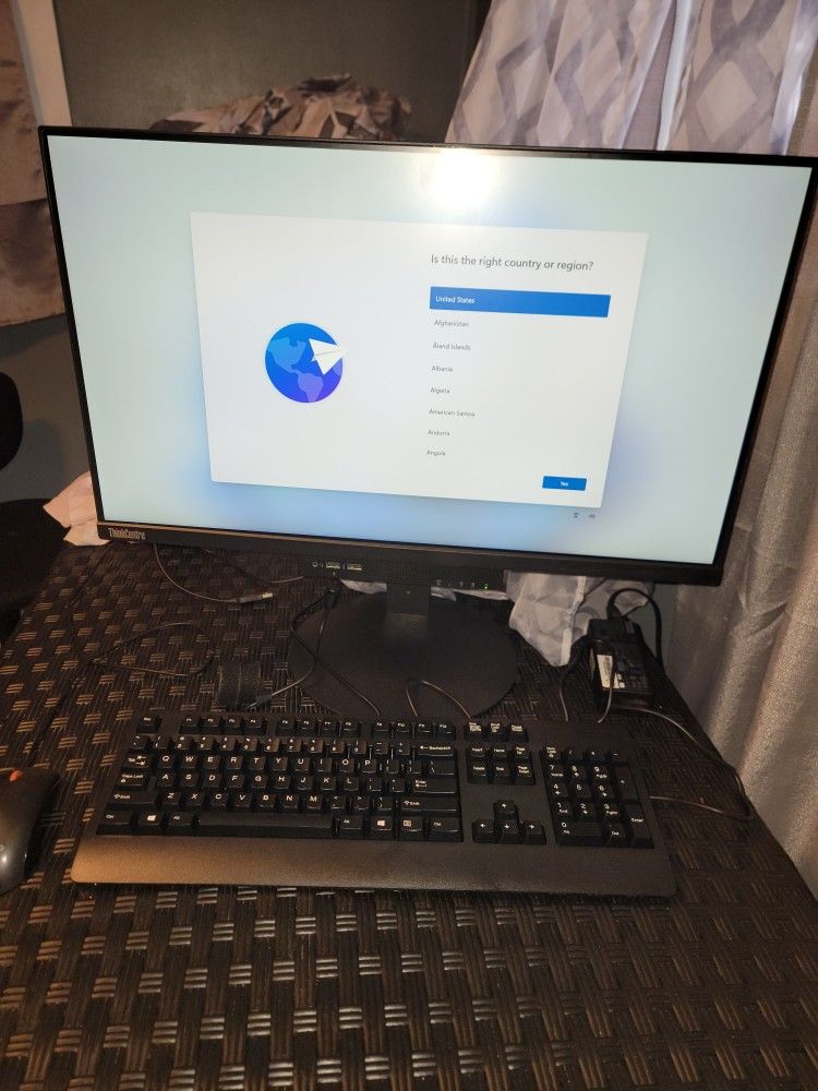 Lenovo ThinkCentre M700 Tiny-in-One w/24” 1080p monitor
Intel Core i3-6100T CPU
16GB DDR4
500GB SSD