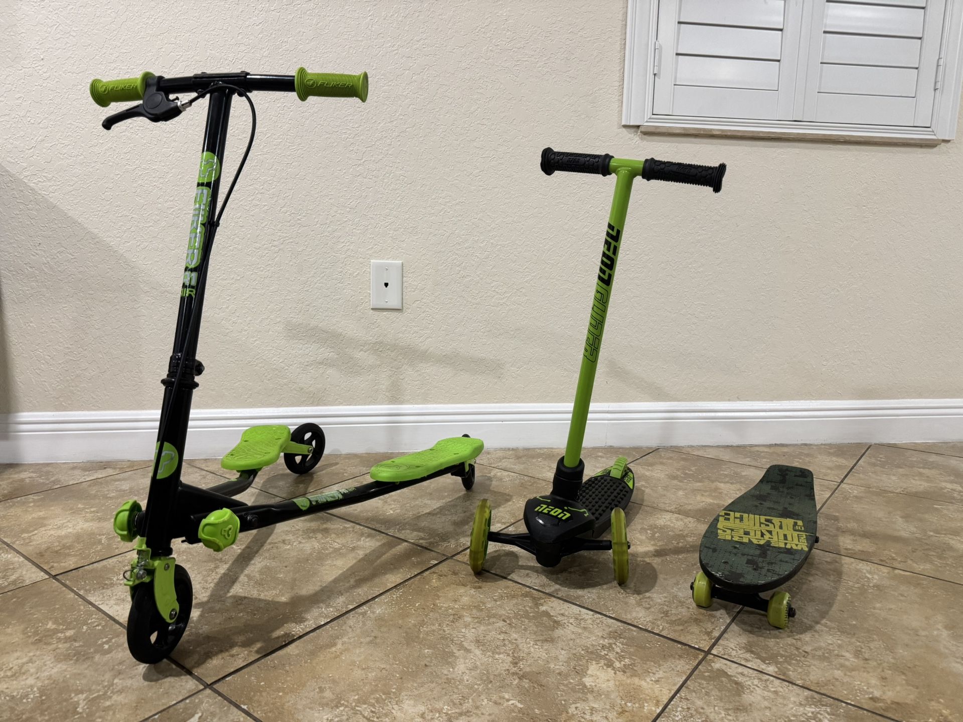 3 Green Gliders