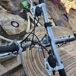 Bike  TREK 900    26INCH 18SPEED SHIMANO SHIFTING AND BREAK PERFECT LIKE NEW  EVERYTHING IS PERFECT 