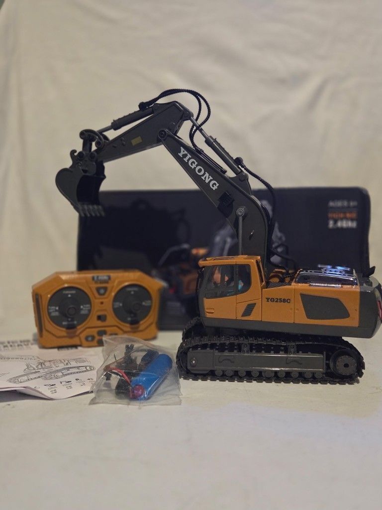 Yi Gong Toy Excavator,Tractor,Loader Dump Truck w/Remote Control Batt And Charger