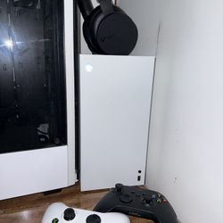 Xbox Series X  2tb Bundle 2 Controller And Xbox Headphones 