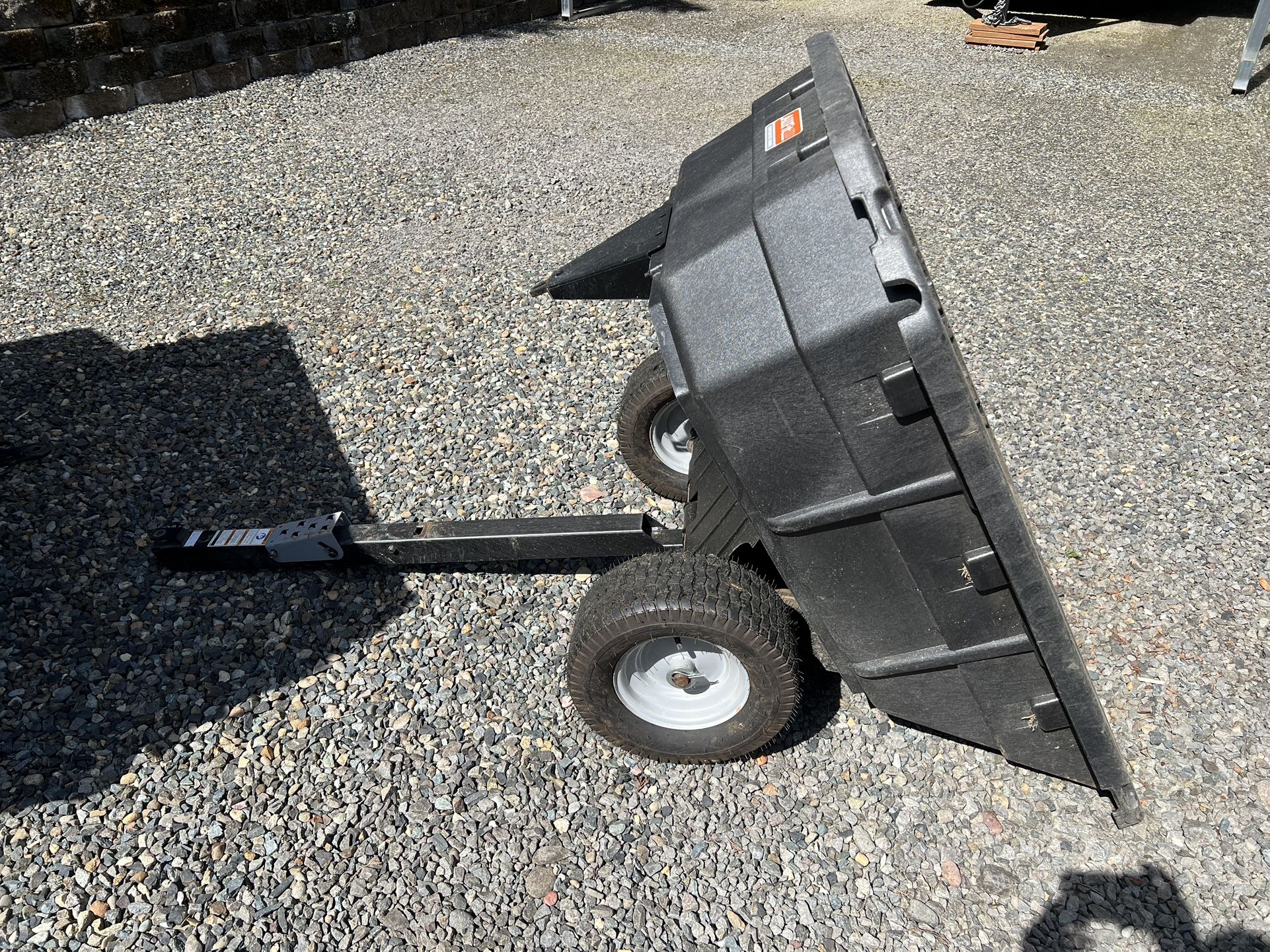 15 cu. ft. 1000 lb. Capacity Poly Swivel Dump Cart
