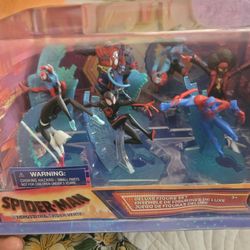 Spider Man Deluxe Figurine Set. New