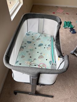 Baby Bassinet with Mesh Sides and Sheet