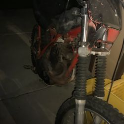 As Iss      Red Honda  Original 250cc Dirt Bike  (((((low Mileage)))))))