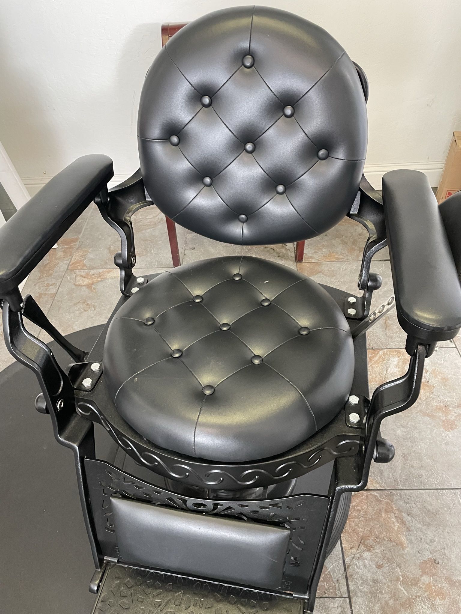 Classic Barber Chair 