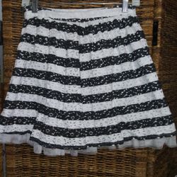 The Children's Place Girl's Size 12 Black White Stripe Lace Skirt Tulle Trim Adjustable Waistband

Skirt is in great condition!
