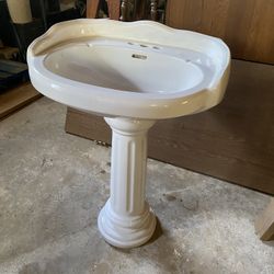 BRAND NEW WHITE BEAUTIFUL SINK AND PEDESTAL SET