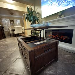 Beautiful rustic lift-top coffee table in excellent condition