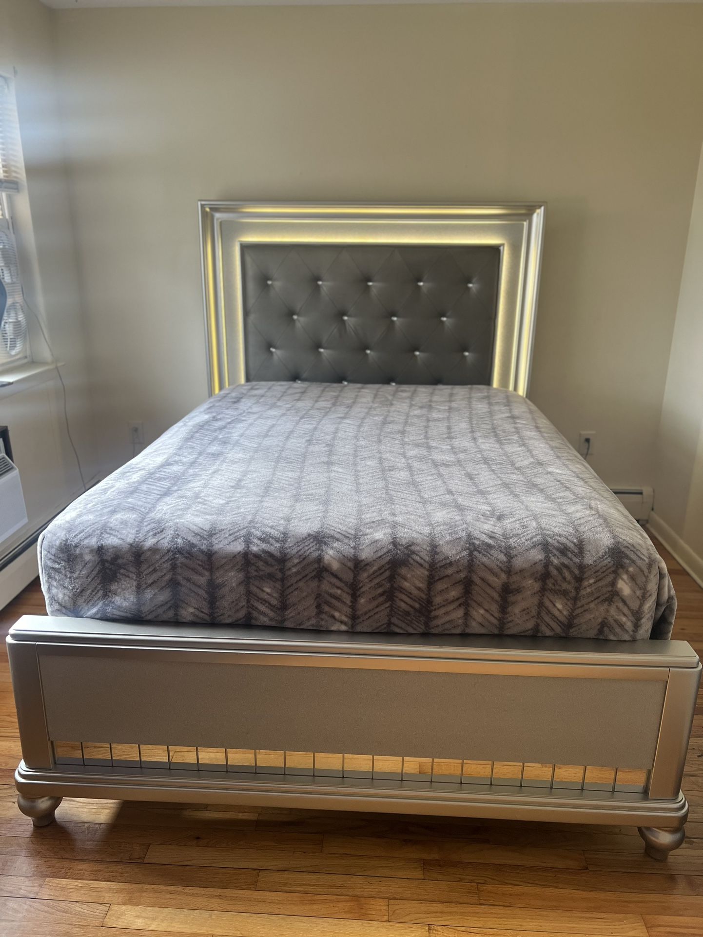 Diva 2 Queen Bed And Dresser With Led Lights  (mattress Not Included)