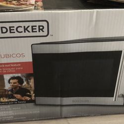 BLACK+DECKER 0.7 cu ft 700W Microwave Oven Black EM720CPN-P: Countertop, Small Dorm Microwave, Child Lock, 8 Programs