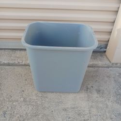 New 28 Quart Wastebasket  $10
