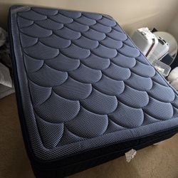 DreamCloud Premier Rest Queen Size Mattress  - Perfect Condition 