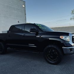 2015 Toyota Tundra Crewmax SR5 4X4 W/ 140k Miles 