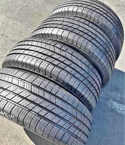 225 65 17 Michelin Tires Con 80% de Vida Las 4
