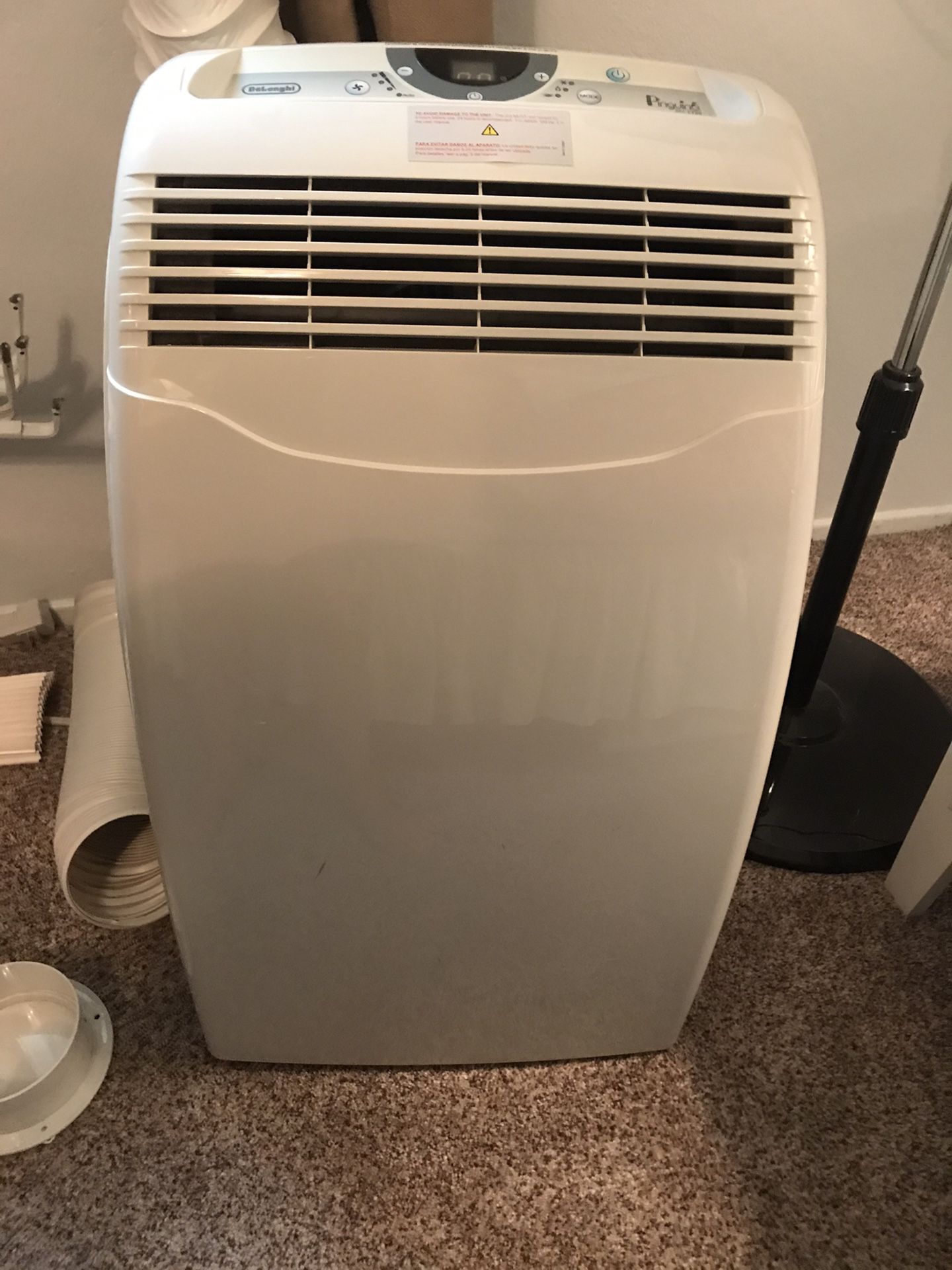 DeLonghi portable Air Conditioner 9000 BTU W REMOTE AND WALL EXTENDER