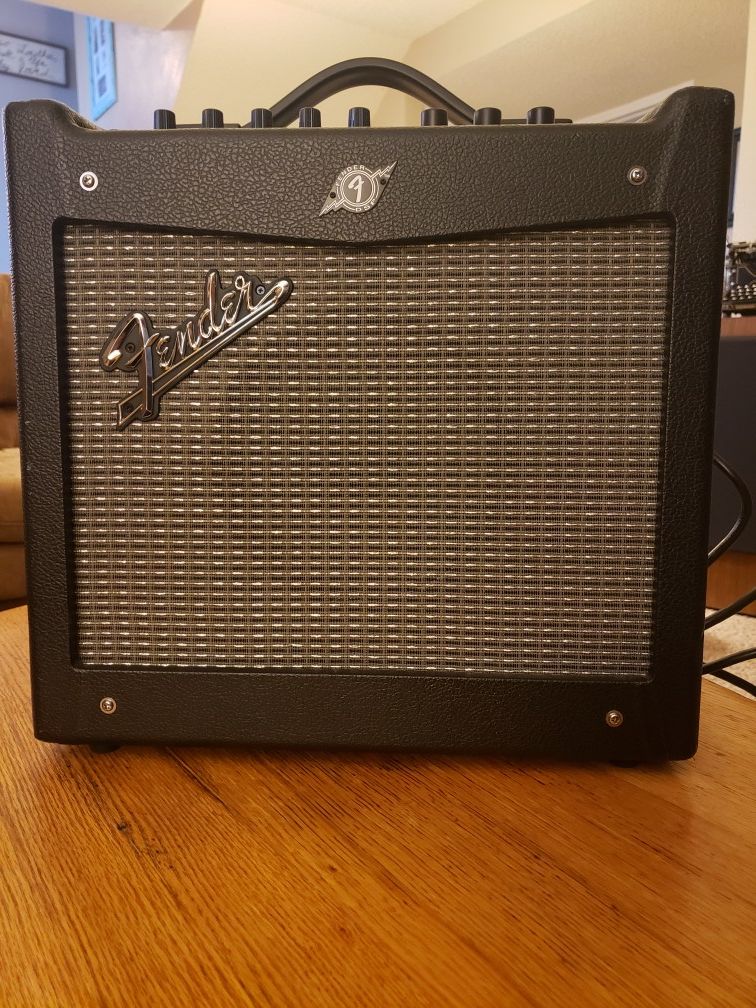 FENDER MUSTANG AMP