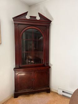Corner cabinet