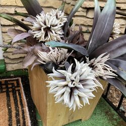 Outdoor decorative planter 