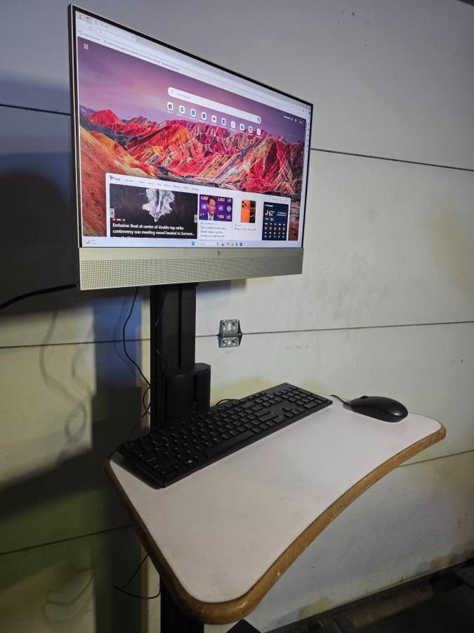 Hp EliteOne. All in One PC, windows 11, with Rolling computer stand.. - $290