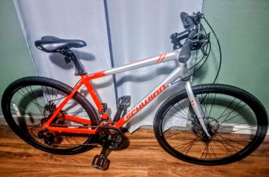 SCHWINN MEN’S CIRCUIT 700C/28” HYBRID BIKE SILVER/RED