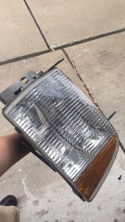 1995-97 Chevy blazer driver side headlight assembly and bracket