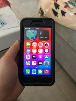 Apple iPhone SE 3rd Gen 64GB Unlocked with 2 Otterbox Cases
