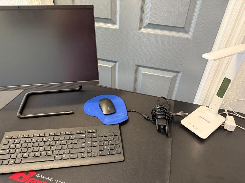 Escritorio Silla Computadora Teclado Lámpara