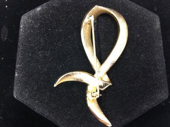 Vintage Signed TRIFARI gold toned ribbon brooch
