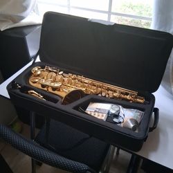 Sax Alto  Include Case And Mouthpiece, Good For Students. 